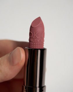 Увлажняющая стойкая матовая помада OK BEAUTY LONG LASTING SILK MATTE LIPSTICK в оттенке OLD MONEY