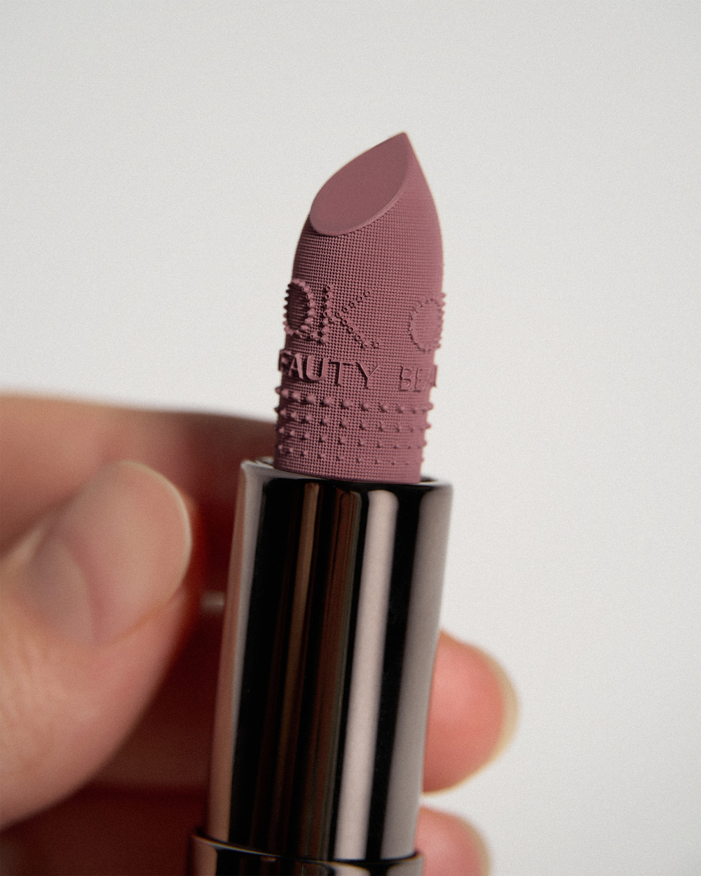 Увлажняющая стойкая матовая помада OK BEAUTY LONG LASTING SILK MATTE LIPSTICK в оттенке TREND