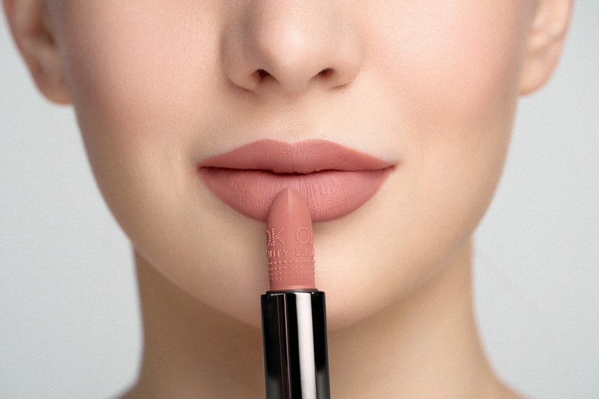 Увлажняющая стойкая матовая помада OK BEAUTY LONG LASTING SILK MATTE LIPSTICK в оттенке OLD MONEY