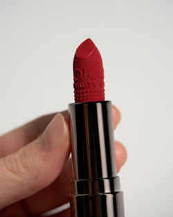 Увлажняющая стойкая матовая помада OK BEAUTY LONG LASTING SILK MATTE LIPSTICK в оттенке RUBY